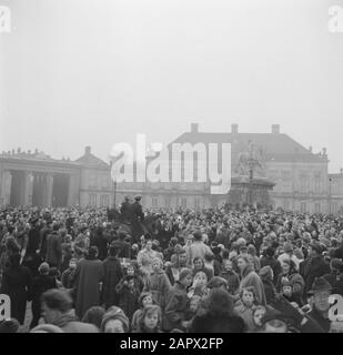 55ème anniversaire de la police du roi Frédéric IX aux spectateurs sur la place du Palais Amalienborg en l'honneur de l'anniversaire du roi Date: 11 mars 1954 lieu: Danemark, Copenhague mots clés: Enfants, palais, police, public, anniversaires, drapeaux Banque D'Images