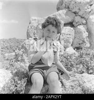 Israël 1948-1949 Portrait d'un petit sabre - un israélien né israélien israélien israélien - petit-fils du légendaire homme de garde Seyd Date: 1948 lieu: Israël mots clés: Surnoms, enfants, petits-enfants, horloger Nom personnel: Seyd Banque D'Images