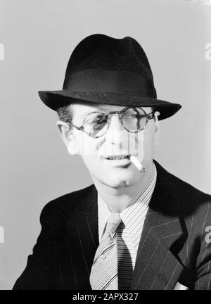 Portrait Photographie Portrait d'un homme avec chapeau et cigarette Date : non daté mots clés : hommes, portraits Banque D'Images