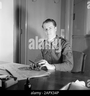 Militaire autour du Prince Bernhard Portrait d'un deuxième lieutenant du personnel du Prince Bernhard avec un modèle d'échelle de jeep Date: 1945 mots clés: Jeeps, militaire, portraits, stengun Nom personnel: Bernhard (prince Nederland) Banque D'Images