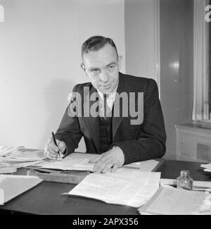 Militaire autour du Prince Bernhard Portrait d'un politicien inconnu derrière son bureau d'écriture Date: Non daté mots clés: Politiciens, portraits Banque D'Images