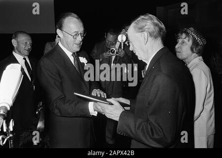 Prins Bernhard remet le Prix Erasmus 1970 à l'architecte de Berlin Hans Scharoun à de Doelen, Rotterdam Prins Bernhard Hands Hans Scharoun le certificat Date: 29 mai 1970 lieu: Rotterdam, Zuid- Holland mots clés: Architectes, prix, princes Nom personnel: Bernhard (prince Pays-Bas), Scharoun, Hans Nom de l'institution: Doelen, Le Banque D'Images