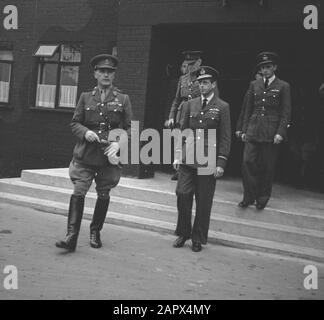 Armée [Army] Anefo London series Princess Irene Brigade: [Divers officiers: Colonel néerlandais, officier de la Royal Air Force Date: 1941 lieu: Grande-Bretagne mots clés: Seconde Guerre mondiale Banque D'Images