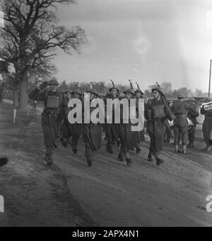 Armée [Armée] Anefo London Series Princess Irene Brigade. 69. 'Yeux droits'. Lieutenant de Jonge avec son peloton. Yeux droits, lieutenant de Jonge et son peloton. Date : 1942 lieu : Grande-Bretagne mots clés : armée, parades, soldats, seconde Guerre mondiale Banque D'Images