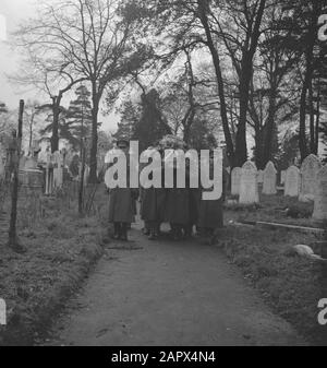 Brigade Princesse Irene. L'inhumation de l'officier de liaison britannique, le colonel Bernhardt Petty officiers, porte le cercueil. Les transporteurs de patinage sont Le Major Delcourt van Krimpen (à gauche), le capitaine Speelman (à droite) et Le Major Falle (à droite) Date : 1943 lieu : Grande-Bretagne mots clés : funérailles, armée, officiers, soldats, personnage de la seconde Guerre mondiale : Bernhardt, , Delcourt van Krimpen, , Falle, , Speelman, Banque D'Images