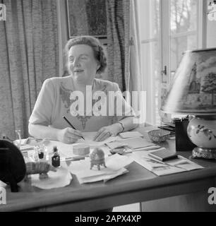 La famille royale au palais Soestdijk Princess Juliana à son bureau Date: CA. 1947 lieu : Baarn, Utrecht (province) mots clés : Maison Royale, princesses Nom personnel : Juliana (princesse Pays-Bas) Banque D'Images