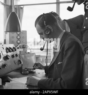 Aéroport Schiphol radio contact à la tour de contrôle de l'aéroport de Schiphol Date : 1936 lieu : Amsterdam, Noord-Holland, Oud-Schiphol mots clés : équipement, intérieur, marconistes, tours de circulation, aéroports Nom de l'établissement : Schiphol Banque D'Images