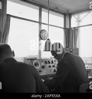 Aéroport Schiphol radio contact à la tour de contrôle de l'aéroport Schiphol Date : 1936 lieu : Amsterdam, Noord-Holland, Oud-Schiphol mots clés : équipement, intérieur, tours de circulation, aéroports Nom de l'établissement : Schiphol Banque D'Images