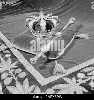 Abdication Reine Wilhelmina/Inauguration De La Reine Juliana Regalia. La couronne et le sceptre néerlandais, faits pour l'inauguration du roi William II en 1840 et utilisés depuis lors dans toutes les cérémonies d'inauguration. La couronne et le sceptre ne sont pas portés, mais sont exposés lors de la cérémonie d'inauguration sur la soi-disant table des crédits devant la plate-forme du trône dans le Nieuwe Kerk Date: 6 septembre 1948 mots clés: Inaugurations, maison royale, couronnes, regalia, sceptiques Banque D'Images