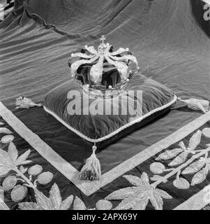 Abdication Reine Wilhelmina/Inauguration De La Reine Juliana Regalia. La couronne néerlandaise, faite pour l'inauguration du roi William II en 1840 et depuis lors utilisée dans toutes les cérémonies d'inauguration. La couronne n'est pas portée, mais elle est affichée lors de la cérémonie d'inauguration sur la soi-disant table des créanciers pour la plate-forme du trône dans le Nieuwe Kerk Datum: 6 septembre 1948 mots clés: Inaugurations, maison royale, couronnes, regalia Banque D'Images