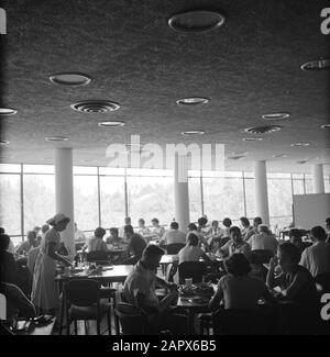 Rehovot. Institut Weizmann: Intérieur du restaurant Date: 1er janvier 1963 lieu: Israël, Rehovoot mots clés: Intérieur, poteaux, restaurants, enseignement scientifique, recherche scientifique Nom personnel: Weizmann, Chaim Banque D'Images