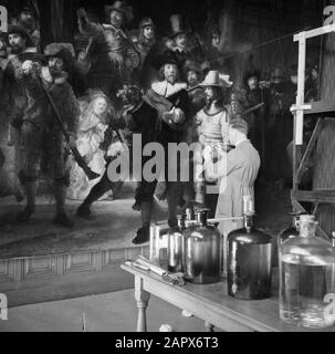 Film 'Rembrandt dans le refuge' restaurateur H.H. Mertens van het Rijksmuseum travaillant sur la veille nocturne de Rembrandt van Rijn Date: 1946 lieu: Amsterdam, Noord-Holland mots clés: Restaurations Nom personnel: Mertens, H.H. Banque D'Images