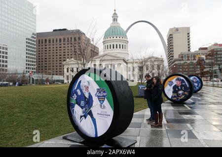 St. Louis, États-Unis. 24 janvier 2020. Les fans marchent devant les grands pucks de la LNH à Kiener Plaza à St. Louis le vendredi 24 janvier 2020. Le jeu All Star 2020 sera joué au Enterprise Center le samedi 25 janvier 2020. Photo de Bill Greenblatt/UPI crédit: UPI/Alay Live News Banque D'Images