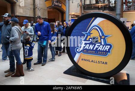 St. Louis, États-Unis. 24 janvier 2020. Les fans ont passé un grand palet à la NHL Fanfair à Union Station à St. Louis le vendredi 24 janvier 2020. Le jeu All Star 2020 sera joué au Enterprise Center le samedi 25 janvier 2020. Photo de Bill Greenblatt/UPI crédit: UPI/Alay Live News Banque D'Images