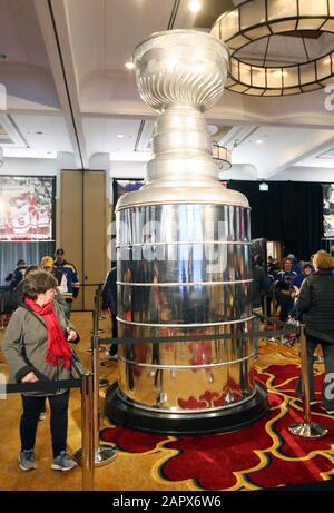 St. Louis, États-Unis. 24 janvier 2020. Les fans se classent en lignes devant une grande réplique de la Stanley Cup pour voir la coupe réelle à la NHL Fanfair à Union Station à St. Louis le vendredi 24 janvier 2020. Le jeu All Star 2020 sera joué au Enterprise Center le samedi 25 janvier 2020. Photo de Bill Greenblatt/UPI crédit: UPI/Alay Live News Banque D'Images