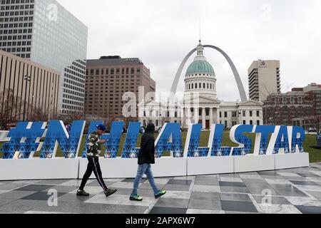 St. Louis, États-Unis. 24 janvier 2020. Les fans marchent devant un hashtag NHL All Star à Kiener Plaza à St. Louis le vendredi 24 janvier 2020. Le jeu All Star 2020 sera joué au Enterprise Center le samedi 25 janvier 2020. Photo de Bill Greenblatt/UPI crédit: UPI/Alay Live News Banque D'Images