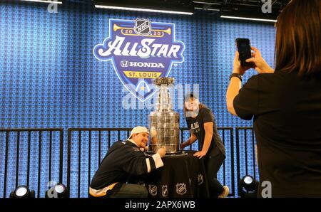 St. Louis, États-Unis. 24 janvier 2020. Les fans posent avec la Stanley Cup à la NHL Fanfair à Union Station à St. Louis le vendredi 24 janvier 2020. Le jeu All Star 2020 sera joué au Enterprise Center le samedi 25 janvier 2020. Photo de Bill Greenblatt/UPI crédit: UPI/Alay Live News Banque D'Images