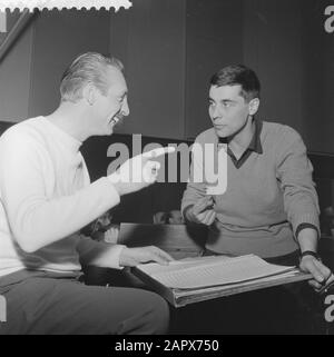 ISAN Philippe (oui oui) chante dans le programme radio semaine de la semaine, Dolf van de Linden en conversation avec Jean Philippe Date: 18 mars 1960 mots clés: CONTATIONS, RADIO PROGRADIO PROGRAMMAS nom De La Personne : Dolf van der Linden, Isan Philippe, Jean Philippe Banque D'Images