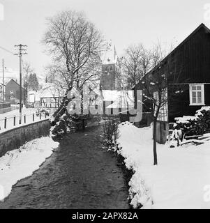 Rivière Rothaargebergte l'Odeborn avec maisons à colombages et l'église à Girkhausen en hiver Date: Non dédaignée lieu: Allemagne, Girkhausen, Rhénanie-du-Nord-Westphalie, Allemagne de l'Ouest mots clés: Connu, images de village, bâtiments d'église, neige, hiver Banque D'Images