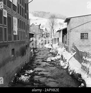 Rivière Rothaargebergte l'Odeborn à Girkhausen en hiver Date: Non daté lieu: Allemagne, Girkhausen, Rhénanie-du-Nord-Westphalie, Allemagne de l'Ouest mots clés: Ruisseaux, images de village, neige, hiver Banque D'Images