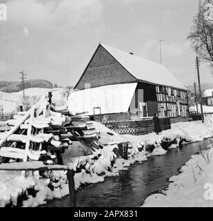 Rivière Rothaargebergte l'Odeborn avec une maison à colombages à Girkhausen en hiver Date: Non dédaignée lieu: Allemagne, Girkhausen, Rhénanie-du-Nord-Westphalie, Allemagne de l'Ouest mots clés: Ruisseaux, neige, hiver, logement Banque D'Images