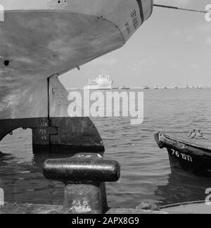 Israël 1964-1965: Haifa, Port Rudder du navire SS Istanbul et vue sur la mer Annotation: Au premier plan est juste un bolard (poteau de lac) sur le quai dans la photo Date: 1964 lieu: Haifa, Israël mots clés: Regarder à travers, ports, gouvernail, navires, mers Banque D'Images