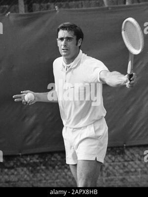 Joueur de tennis anglais Roger Taylor à l'Open hollandais de 1969 à Hilversum. Origine: Open Dutch Tennis Championships 1969 À Hilversum; Banque D'Images