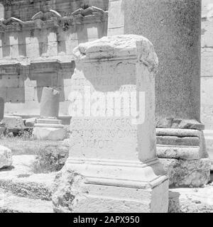 Moyen-Orient 1950-1955 : Liban colonne romaine avec inscriptions au milieu des ruines de Baalbek Annotation: Inscription avec texte romain Date: 1950 lieu: Baalbek, Liban mots clés: Sanctuaires, inscriptions, ruines Banque D'Images