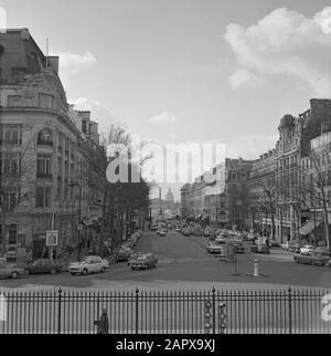Pariser Bilder [la vie de rue de Paris] rue Royale Date: 1965 lieu: France, Paris mots clés: Voitures, images de rue, trafic
