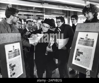Le Professeur Ivo Samkalden, maire d'Amsterdam, avec des manifestants favorables à l'utilisation du Palais sur le Dam comme nouvelle mairie, à l'ouverture de l'exposition "City Hall Competition Amsterdam" au RAI, Pays-Bas, 21 mars 1969; Banque D'Images