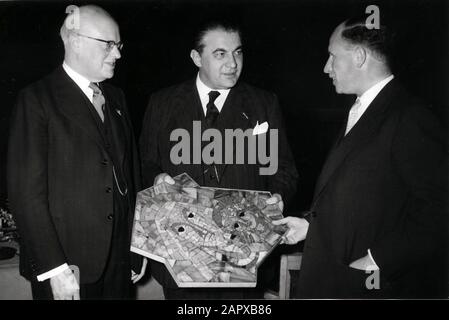 Sassen, E.M.J.A. (KVP). M. E. Sassen (milieu), membre de la Commission européenne Euratom, dit adieu au conseil KVP sur le STATENDAG KVP dans la construction des arts et des sciences à Utrecht. De la main du président, M. H.W. van Doorn (à droite), il obtient une mosaïque représentant l'image de Marie. Gauche: M. C.p.m. Romme. Pays-Bas, Utrecht, 15 Mars 1958; Banque D'Images