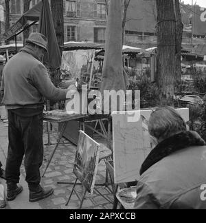 Pariser Bilder [La vie de rue de Paris] Peintres sur La Place du Tertre au coeur de Montmartre Annotation: Quartier touristique dans le 18ème arrondissement, traditionnellement peuplée de peintres et autres artistes Date: 1965 lieu: France, Paris mots clés: Peintres, artistes de rue, sculptures de rue, dessinateurs Banque D'Images