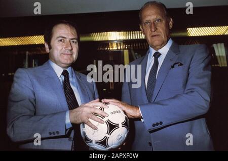 Joseph Sepp Blatter, Secrétaire général de la FIFA, et João Havelange, Président de la FIFA, tenant l'Adidas Tango España; Banque D'Images