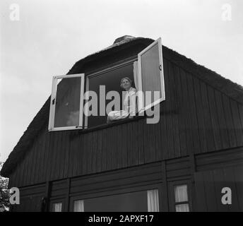 Eduard van Beinum chez Sepha van Beinum-Janssen, épouse du chef Eduard van Beinum, se trouve sur le seuil de vent devant une fenêtre ouverte de leur maison de campagne Bergsham à Garderen Date: 5 juin 1954 lieu: Garderen, Gelderland mots clés: Maisons de campagne, fenêtres, femmes Nom personnel: Beinum-Janssen, Sepha de Banque D'Images