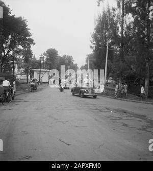 Sinterklaas à Batavia/Parade avec cars Saint Nicholas en voiture ouverte, à la tête d'une longue procession Date: 4 décembre 1947 lieu: Batavia, Indonésie, Jakarta, Hollandais East Indies Banque D'Images