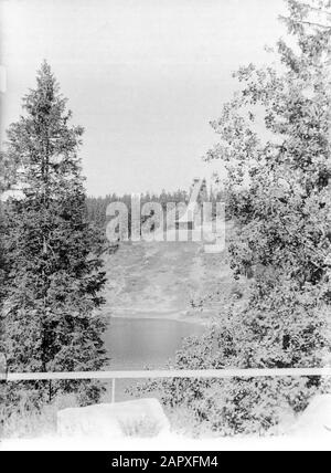 Voyage en mer avec Mme Johan van Oldenbarnevelt en Norvège saut à ski Malholm en Norvège Date: 1933 lieu: Malholm, Norvège mots clés: Forêts, croisières, bateaux de croisière, collines, ski, tourisme, loisirs Banque D'Images
