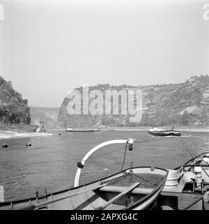 Rhin navigation, rapport du remorqueur Damco 9: Allemagne de l'Ouest Faire Glisser le Damco 135 à la Lorelei Date: 1 avril 1955 lieu: Allemagne, Sankt Goarshousen, Allemagne de l'Ouest mots clés: Collines, rivières, remorqueurs Banque D'Images