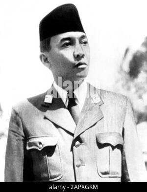 Portrait d'Ahmed Soekarno (1901-1970) le premier président de l'Indonésie où il était le plus souvent appelé Bung Karno. Sukarno a visité le HBS à Surabaya et le THS à Bandoeng a ensuite rejoint la résistance. ANPFOTO/ANP. 14-10-1948 Portrait d'Ahmed Sukarno (1901-1970) le premier président de l'Indonésie où il a été nommé Bung Karno. Soekarno a visité le HBS à Surabaya et le THS à Bandung après quoi il a rejoint la résistance. ANPFOTO/ANP. 14-10-1948 Bahasa Indonesia: Poret Ahmad Sukarno (1901-1970) presiden pertama Indonesia di mana ia bernama Bung Karno. Sukarno mengunjungi HBS di Surabaya que Banque D'Images