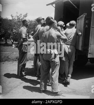 Cuisine avant et voiture de cantine (art. W.B.) Les Soldats se rassemblent à l'entrée du camion du Service de bien-être social Date : 1947/04/01 lieu : Indonésie, Antilles néerlandaises de l'est Banque D'Images