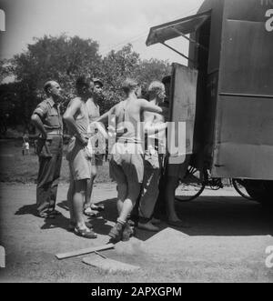 Cuisine avant et voiture de cantine (art. W.B.) Les Soldats se rassemblent à l'entrée du camion du Service de bien-être social Date : 1947/04/01 lieu : Indonésie, Antilles néerlandaises de l'est Banque D'Images