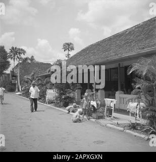 Voyage en Indonésie enfants jouant à l'Hôtel der Nederlanden aan Rijswijk à Batavia Annotation: Publié dans le livre "Guels van de" avec la légende: Dans les pavillons de l'Hôtel der Pays-Bas attendent des évacuations aux Pays-Bas Date: 1946 lieu: Batavia, Indonésie, Jakarta, Dutch East Indies, Dutch East Indies Mots Clés : Hôtels, Enfants Banque D'Images