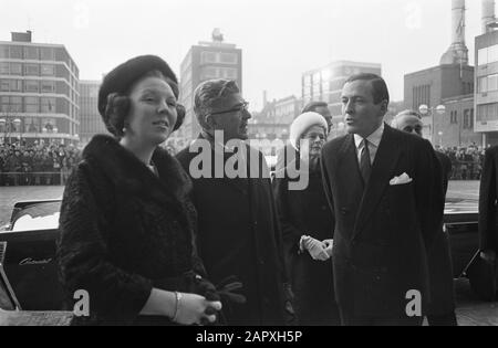 St. Laurenskerk à Rotterdam restauré, 26 Princess Beatrix et maire Thomassen, 27 Princess Beatrix, Thomassen, Prince Claus Date : 14 décembre 1968 lieu : Rotterdam, Zuid-Holland mots clés : maires Nom personnel : Beatrix, princesse, Claus, prince Nom de l'institution : Église Saint-Lauren Banque D'Images