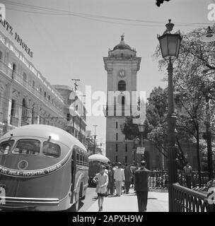 Voyage au Venezuela et au paysage urbain des Caraïbes orientales à Caracas au Venezuela avec la cathédrale Date : 1948 lieu : Caracas, Venezuela mots clés : autobus, paysages urbains Banque D'Images