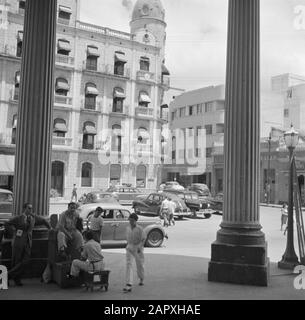 Voyage au Venezuela et au paysage urbain des Caraïbes orientales avec l'hôtel Majestica à Caracas au Venezuela Date : 1948 lieu : Caracas, Venezuela mots clés : voitures, bâtiments, hôtels Banque D'Images