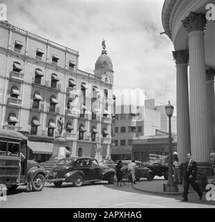 Voyage au Venezuela et au paysage urbain des Caraïbes orientales avec l'hôtel Majestica à Caracas au Venezuela Date : 1948 lieu : Caracas, Venezuela mots clés : voitures, bâtiments, hôtels Banque D'Images