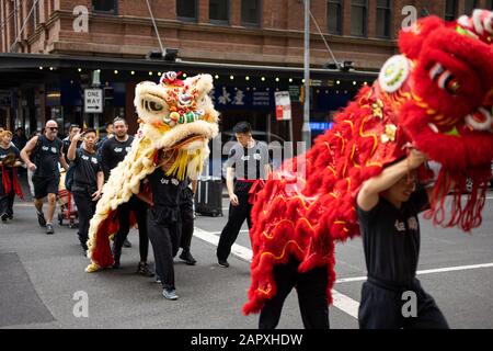 Les danseurs de Lion chinois font leur chemin à travers la ville chinoise de Sydney pour la nouvelle année 2020 Banque D'Images