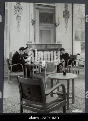 Stichting 1940-1945 Herstellingsoorden. Le Palais Royal Het Loo sera un sanatorium. Pendant la guerre, le palais n'a pas été utilisé, mais le mobilier a été volé. Le palais était vide quand Apeldoorn a été libéré. De nouveaux meubles ont été volés de maisons nazies aux Pays-Bas Date: 1945 lieu: Apeldoorn, Gueldre mots clés: Maison royale, meubles, palais, sanatoriums, deuxième Guerre mondiale Nom de l'institution: Paleis Het Loo, Fondation 1940-1945 Banque D'Images