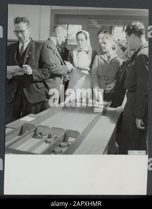 Stichting 1940-1945 Herstellingsoorden. Le Palais Royal Het Loo est un sanatorium. Palets en tant que relaxation, une infirmière apporte le poste. De nombreux patients sont des filles arrêtées par les Allemands lorsqu'ils ont apporté des messages ou des brochures autour de leur vélo Date: 13 novembre 1945 lieu: Apeldoorn, Gueldre mots clés: Sites de réadaptation, poste, sanatoriums, jeux, seconde Guerre mondiale, infirmières Nom de l'institution: Palais Het Loo, Stichting 1940-1945 Banque D'Images