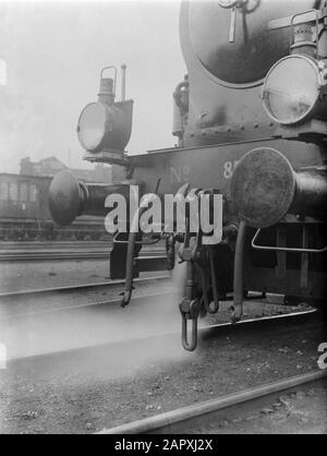 Reportage Nederlandse Spoorwegen Steam est soufflé dans une locomotive de shunting de la série 8700 Date: 1932 lieu: Amsterdam, Noord-Holland mots clés: Chemins de fer, charbon, locomotives à vapeur Banque D'Images