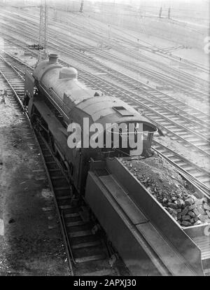 Reportage Nederlandse Spoorwegen Steam locomotive 3906 avec appel d'offres sur une cour de chemin de fer Date: 1932 lieu: Amsterdam, Noord-Holland mots clés: Chemins de fer, charbon, locomotives à vapeur Banque D'Images